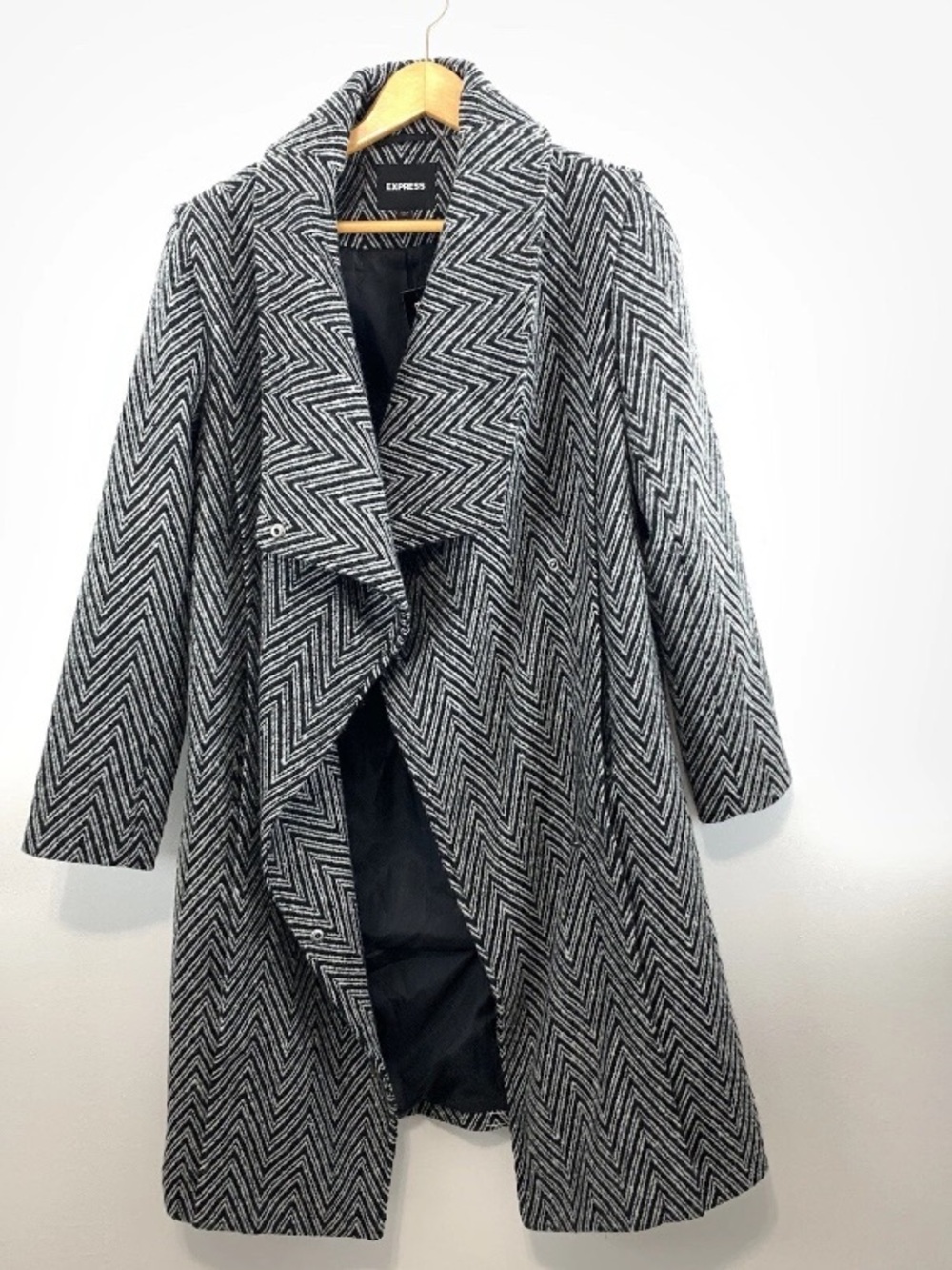 EXPRESS Coat Size XS Black White Strong Shoulder Chevron Wedge Duster Coat New